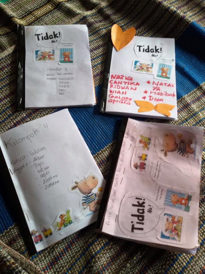 Children at Saung Manggar learned how to make children's book w/ Kak Tiyas who works as an editor. #EWB3 #Hardiknas