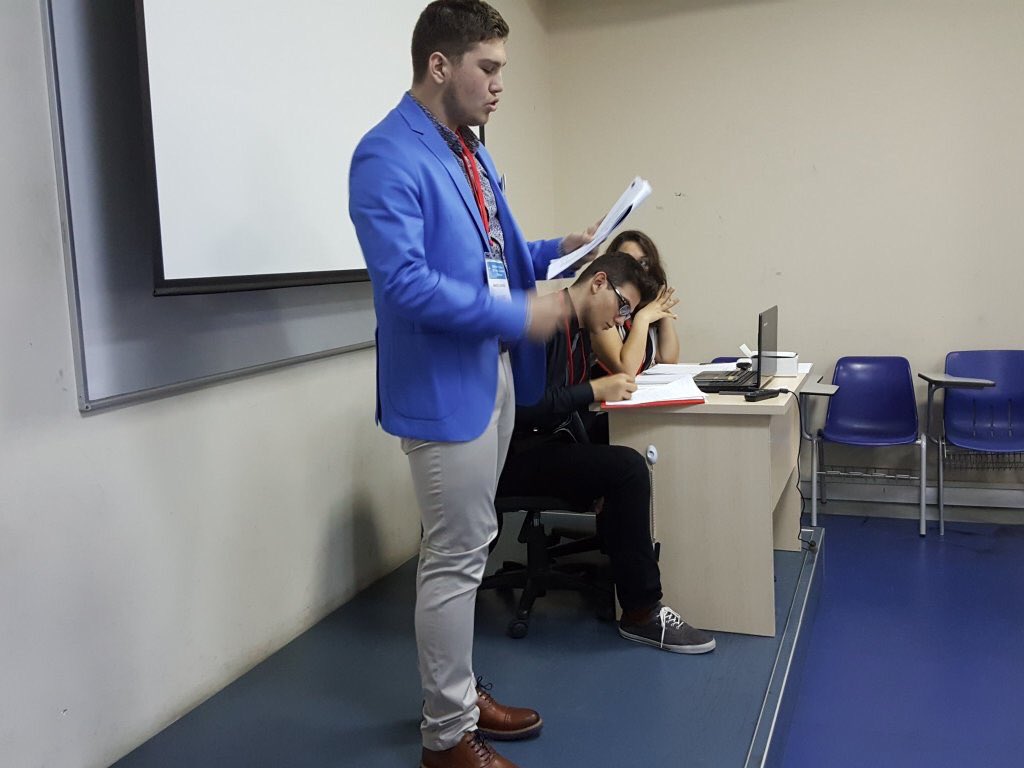 #gençdiplomatlar konferansının 2. gününde delegeler mülteci sorunları için çözüm önerilerini paylaşıyor.