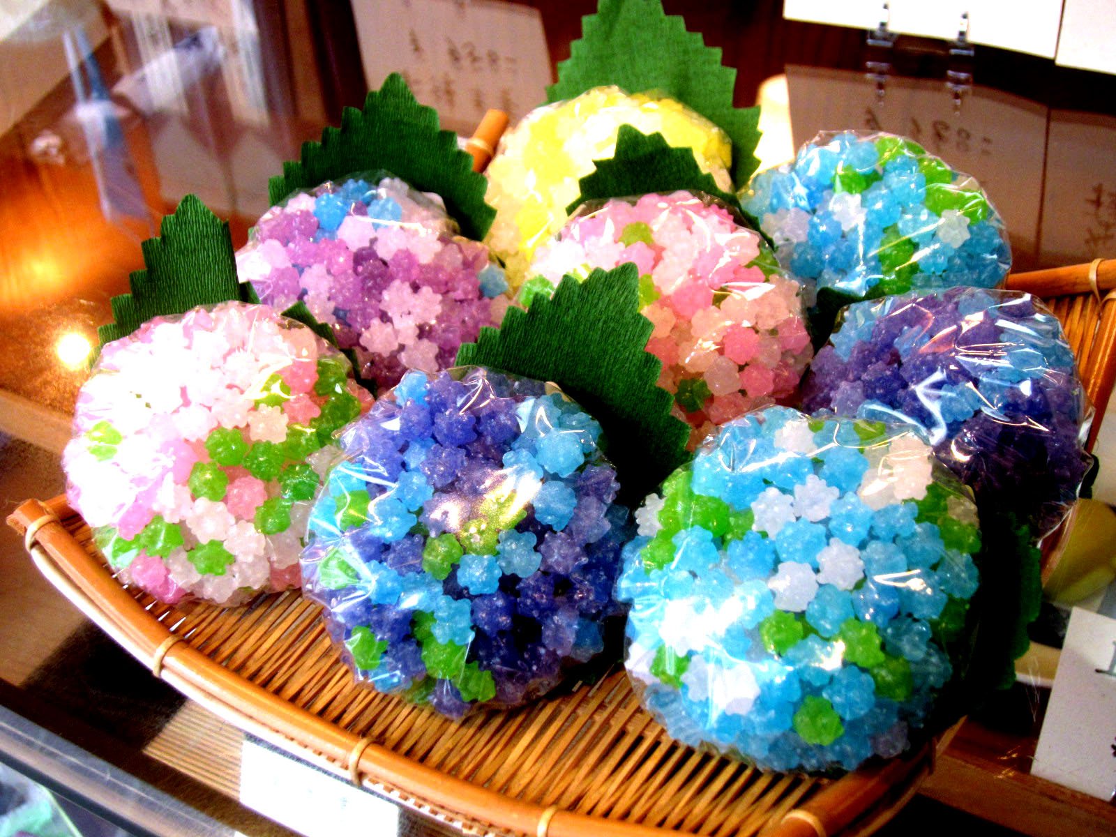 暮らしを美しむ小道具の店 環 先日おやつを買いにいった和菓子ささやさんで金平糖のあじさいを見かけました 300 最近の金平糖 は ただの砂糖味だけではなくて 色から連想される味がついているから面白いですよね あじさい味はどんなだろうか