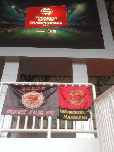 Stadion Pakansari Bogor, Bendera <a href="/maczman_45/">THE MACZ MAN UNIBOS</a> #PSMday #EwakoPSM #AwayDay <a href="/45_Makassar/">Universitas Bosowa</a>