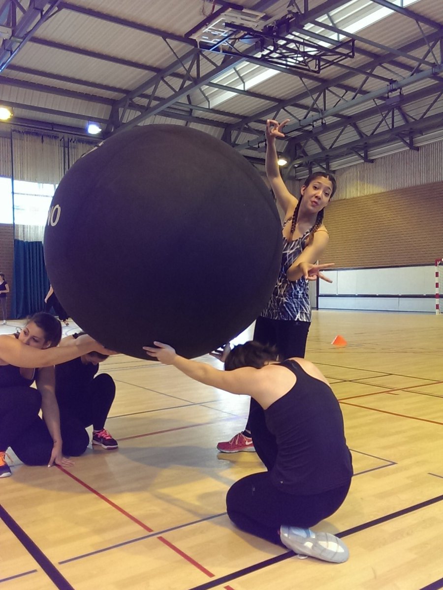 JonCollomb's tweet photo. Activité #KinBall de bon matin au #WESoLeader2016 💪 @FSCF_Lyonnais @LA_FSCF #SoLeader #SoLeaderSpirit https://t.co/kdLZhKti1x