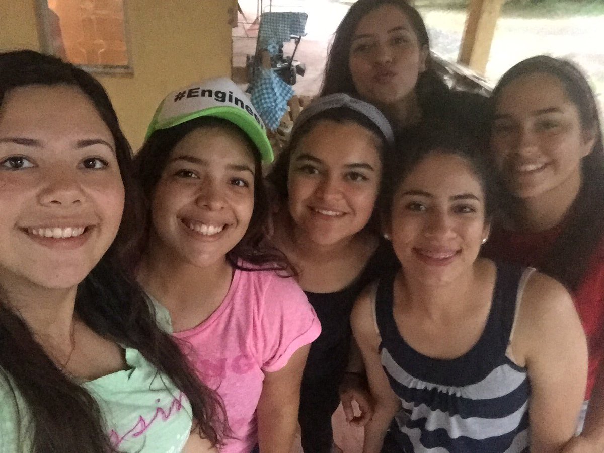 Alebau's tweet photo. Voy a extrañar a estas niñas 💕 #buchis https://t.co/mTUBlmzpuq