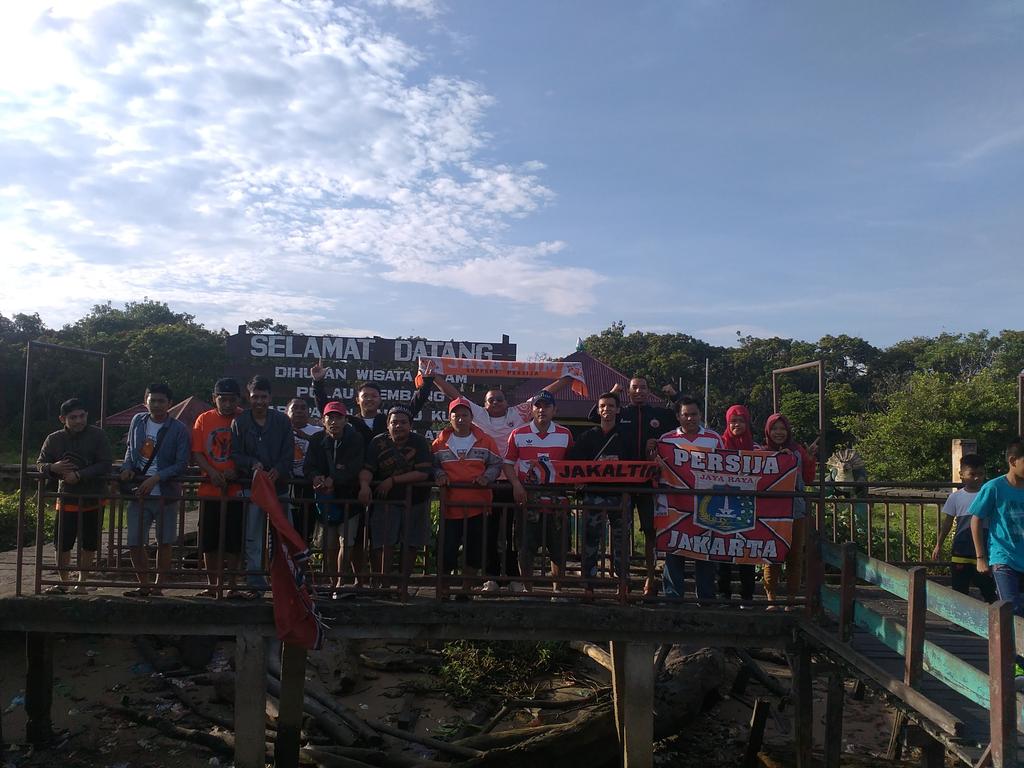 JaKaltim's tweet photo. Meskipun kita berasal dari tempat berbeda-beda tetap PERSIJA #JakaltimOnTour #PersijaDay #AwayDays #Banjarmasin https://t.co/qHpBlTifEH