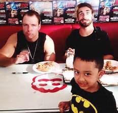 Ambrose_Crazy_'s tweet image. Mood changed from Seth to Dean in a second😂😂😂💜✨ #DeanAmbrose #SethRollins #MoodChanges #AmbroseAsylum #TheMan