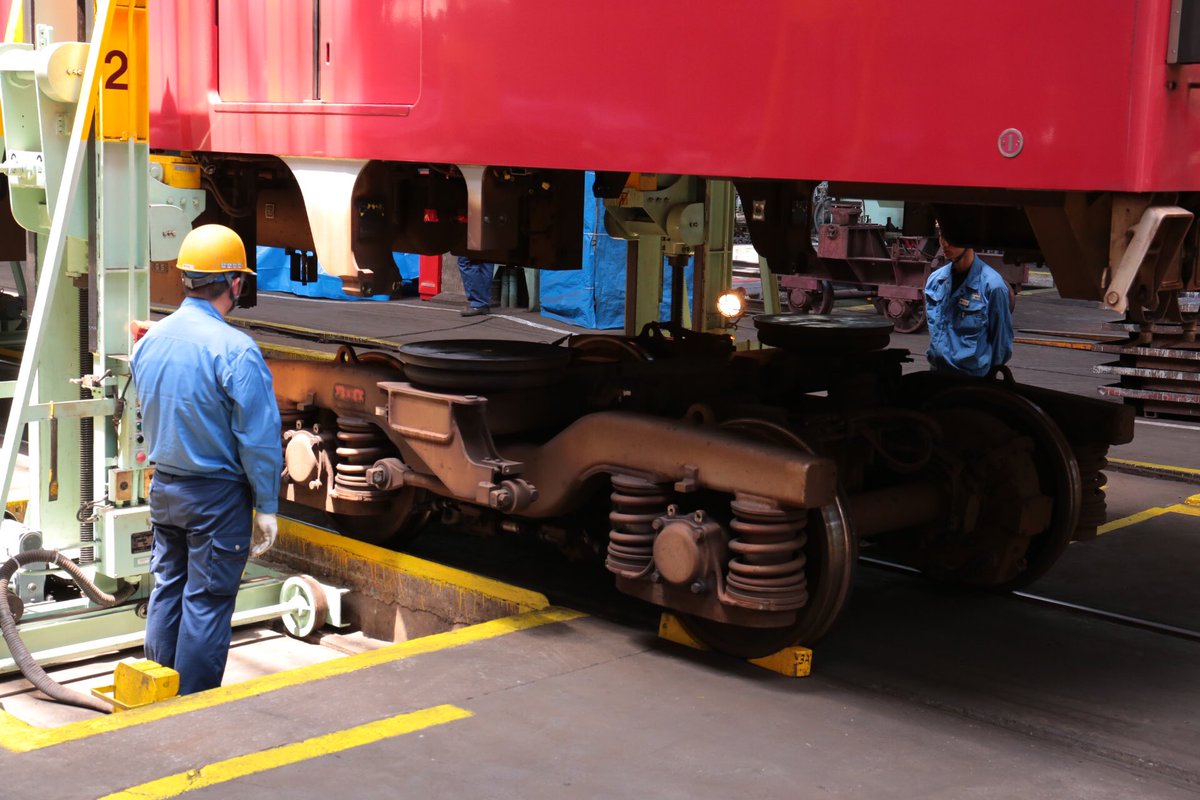 hankyu_ex's tweet photo. 検査のために車体と台車との分離する際、正雀工場ではクレーンを使うのに対し、京急さんでは、リフトジャッキを使われていて、新鮮な風景として、実演を食い入るように見させていただきました。

けっこう高くまで上げるんですね。 https://t.co/tKnCbzCNPp