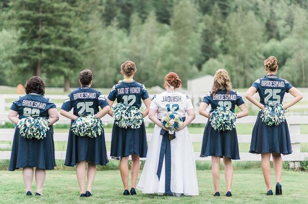 BjonesWedding's tweet photo. Any @seahawks fans here?! #ohwowyes #seattleweddingphotographer #thedailywedding #seattleb… https://t.co/AErPj05l4V https://t.co/L8ZHiT0rCm