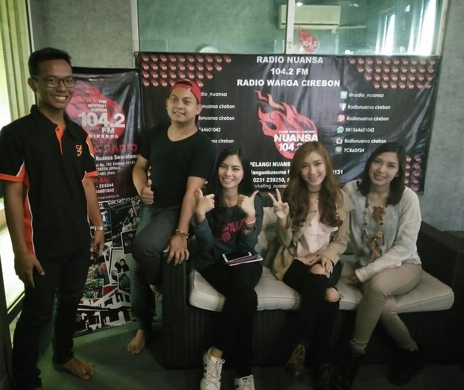icons_idn's tweet photo. Skrg kita lagi d @nuansaradiocrb ramah2 banget ya kknya😊 buat iconia yuk staytune #iconsvisitradio #playboybeautiful https://t.co/HGwVxdcM47