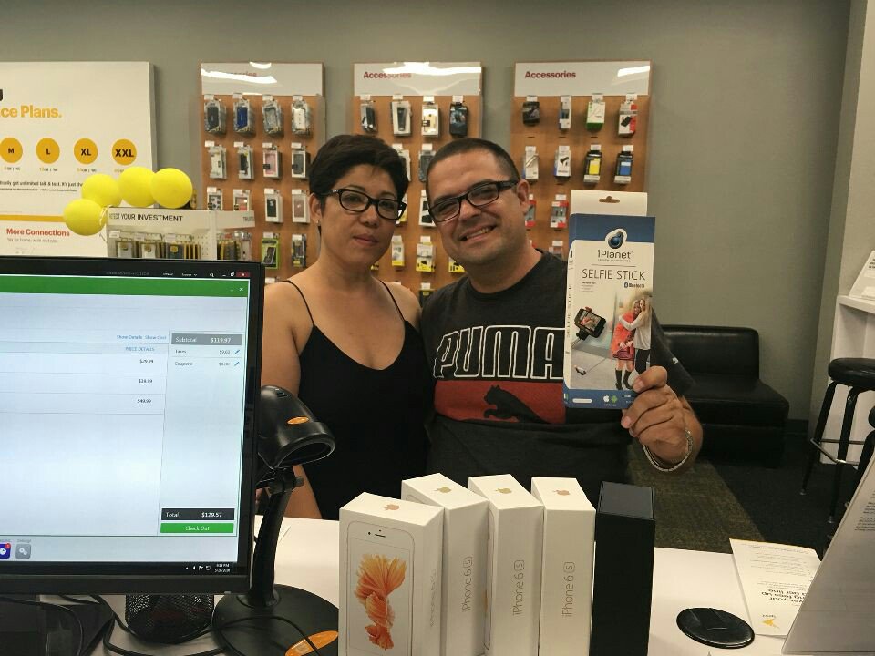Leo_PalmDesert's tweet photo. Late night 5 New Ports!!! Bye Verizon! #SprintSaysThanks #PLDonFire #WLPLD https://t.co/DuGDE942ua