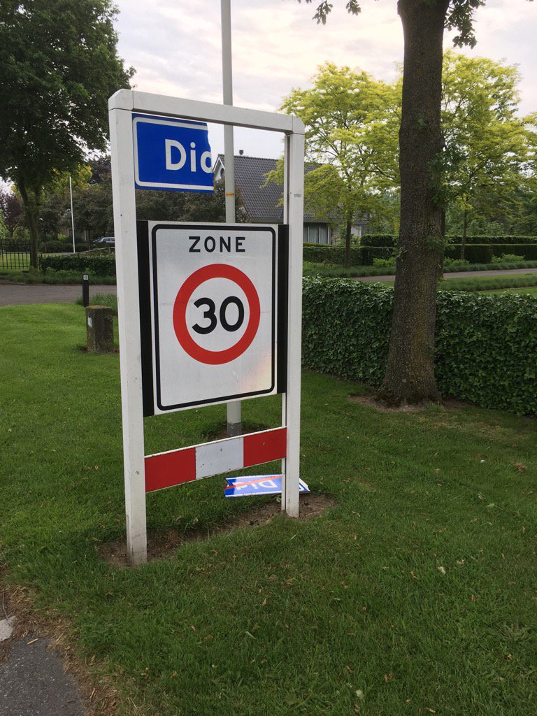 olddiek's tweet image. Kunnen niet van gemeenschapsspullen afblijven!
#didam #montferland #vandalisme