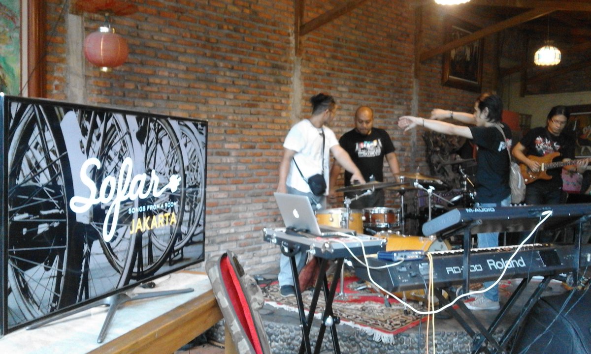 Soundcheck <a href="/MaxHavelaarID/">Max Havelaar</a> for Sofar Sounds Jakarta. Sofar is an intimate gig where the band performs in unique space