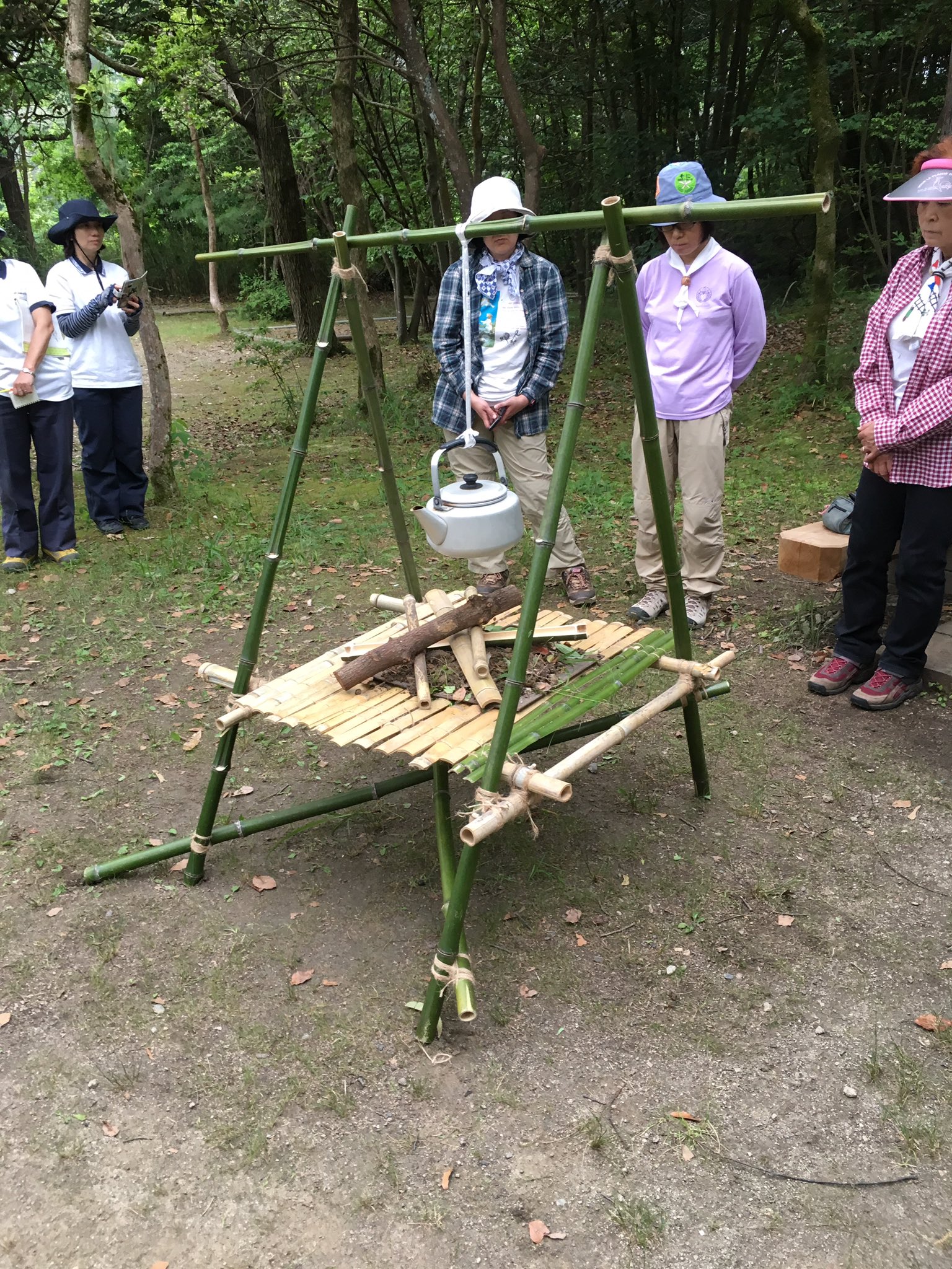 ガールスカウト奈良県連盟 on Twitter &quot;ガールスカウトキャンプクラフト キャンプの前に 竹で作る立ちかまど、棚 の作り方研修会
