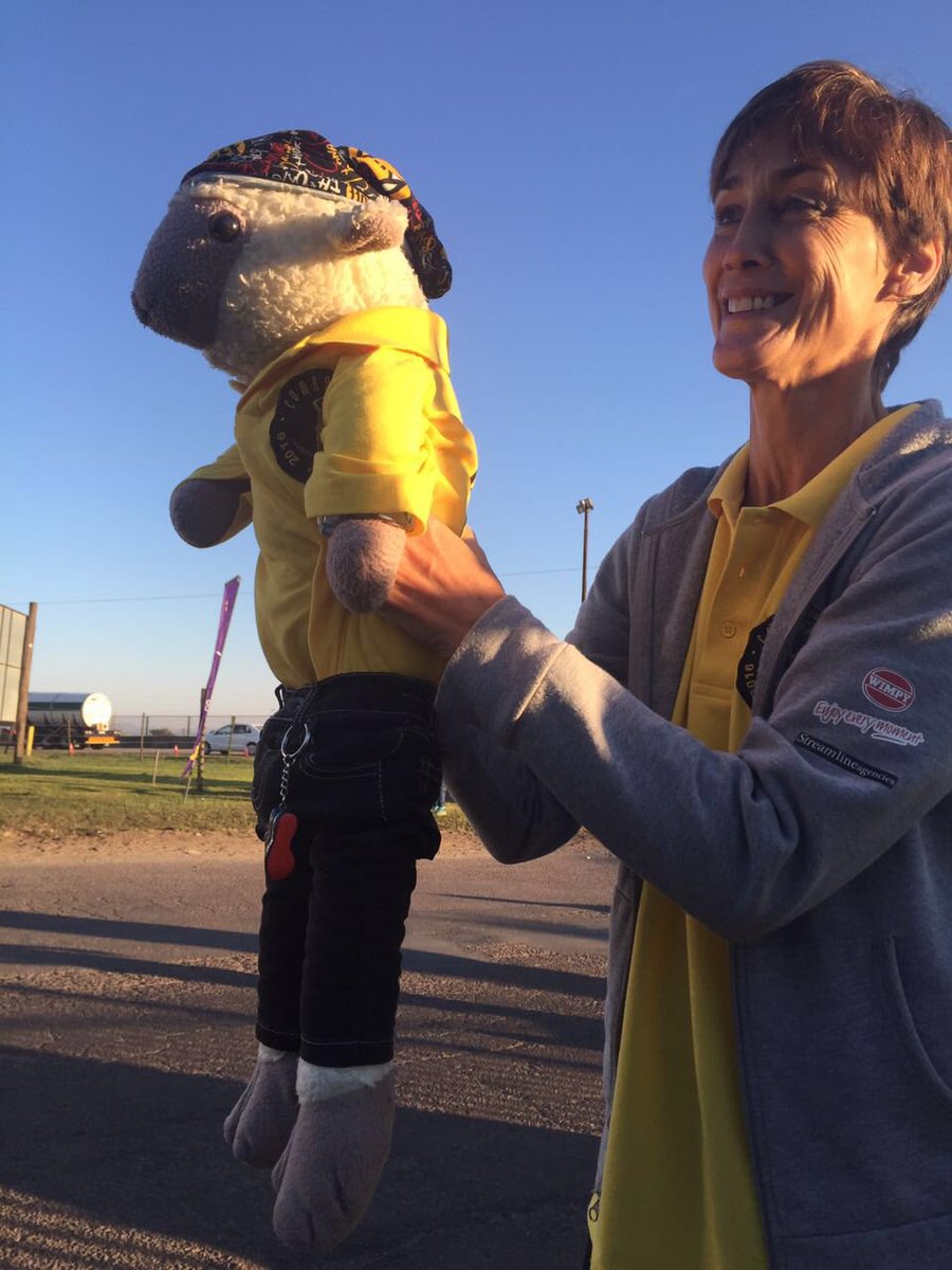 BasilEweing's tweet photo. Wow those front runners are incredible, what a pace! Supporting all the way! #Comrades2016 https://t.co/hunEBR8Kru