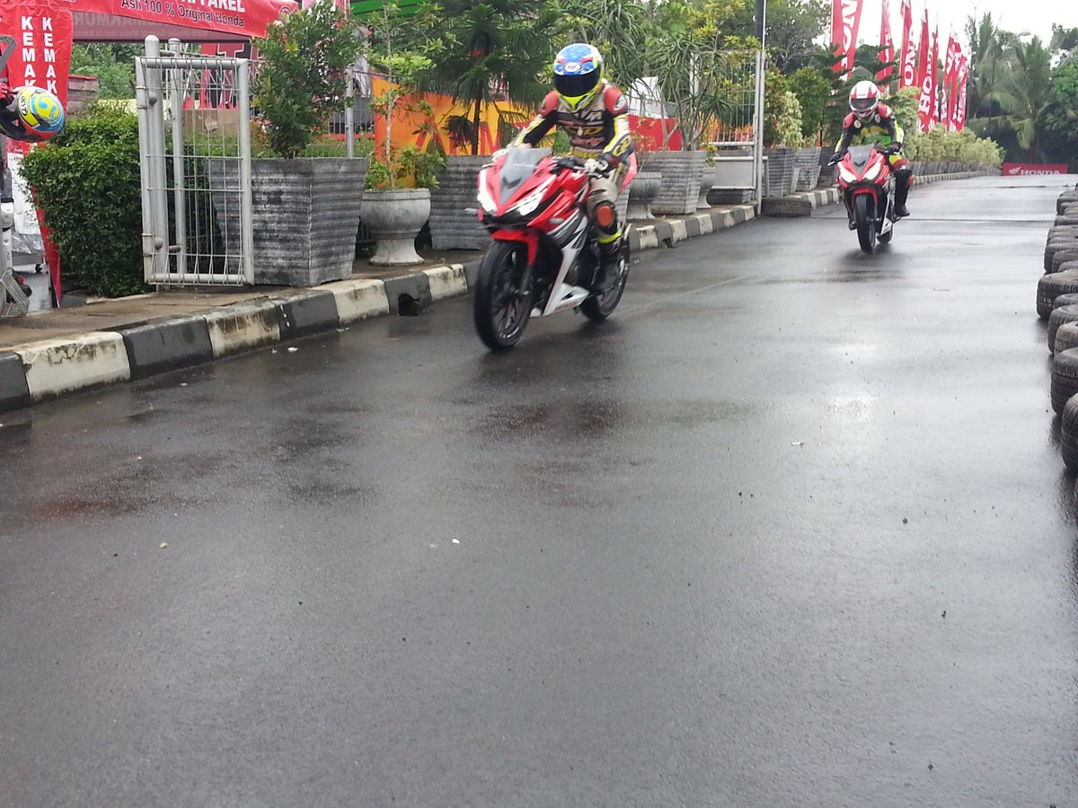 Meski hujan ga menyurutkan para member <a href="/PhbBanten/">PaguyubanHondaBanten</a> buat ikutan Track Day nih!