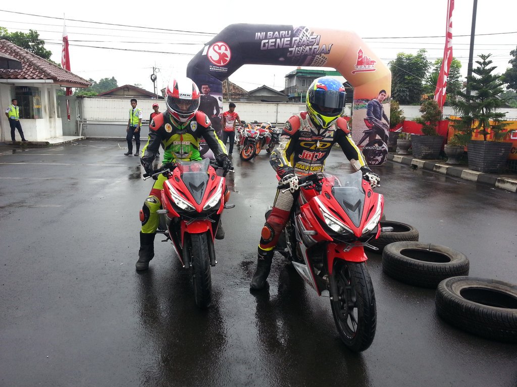 Hari ini Honda Banten MSK gelar Track Day buat para member <a href="/PhbBanten/">PaguyubanHondaBanten</a> di Safety Riding Center Honda Banten.