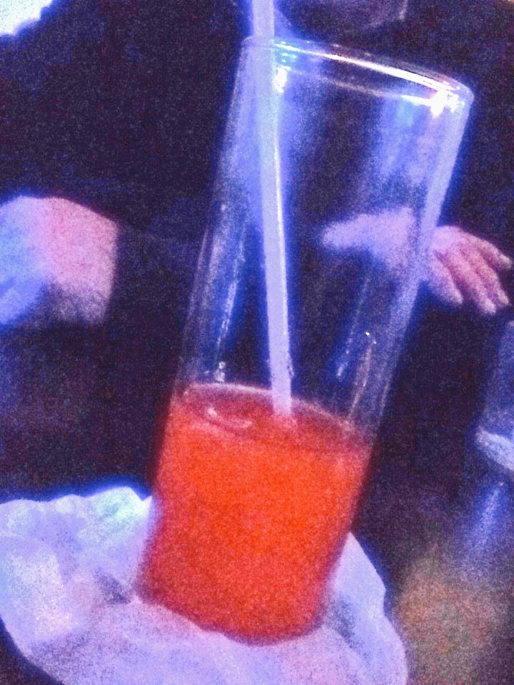 GriiJF's tweet photo. Sale #campari en #LaRocaBar .. Y yo que pensé que veníamos a tomar un #cafecito la flia pidió tragos ajaja https://t.co/9hG21zSADz