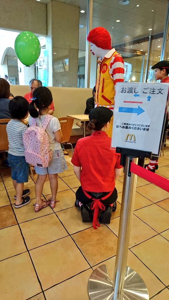 マックにドナルドがいたw
生で見るのは初だな。
身長が高い！