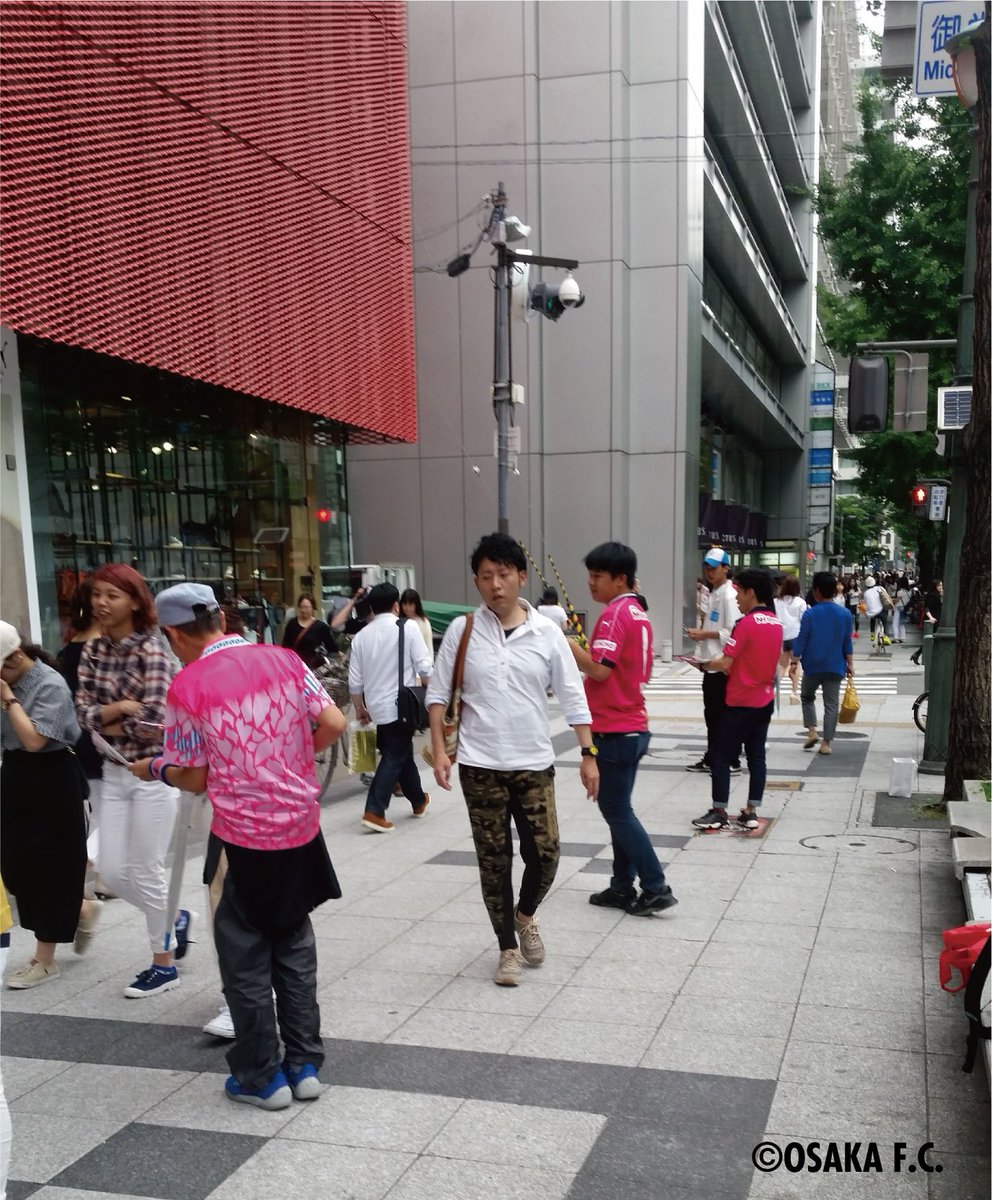 セレッソ大阪オフィシャル A Twitter プーマストア大阪前の様子 チラシには6 4讃岐戦の観戦チケット特別優待がついています