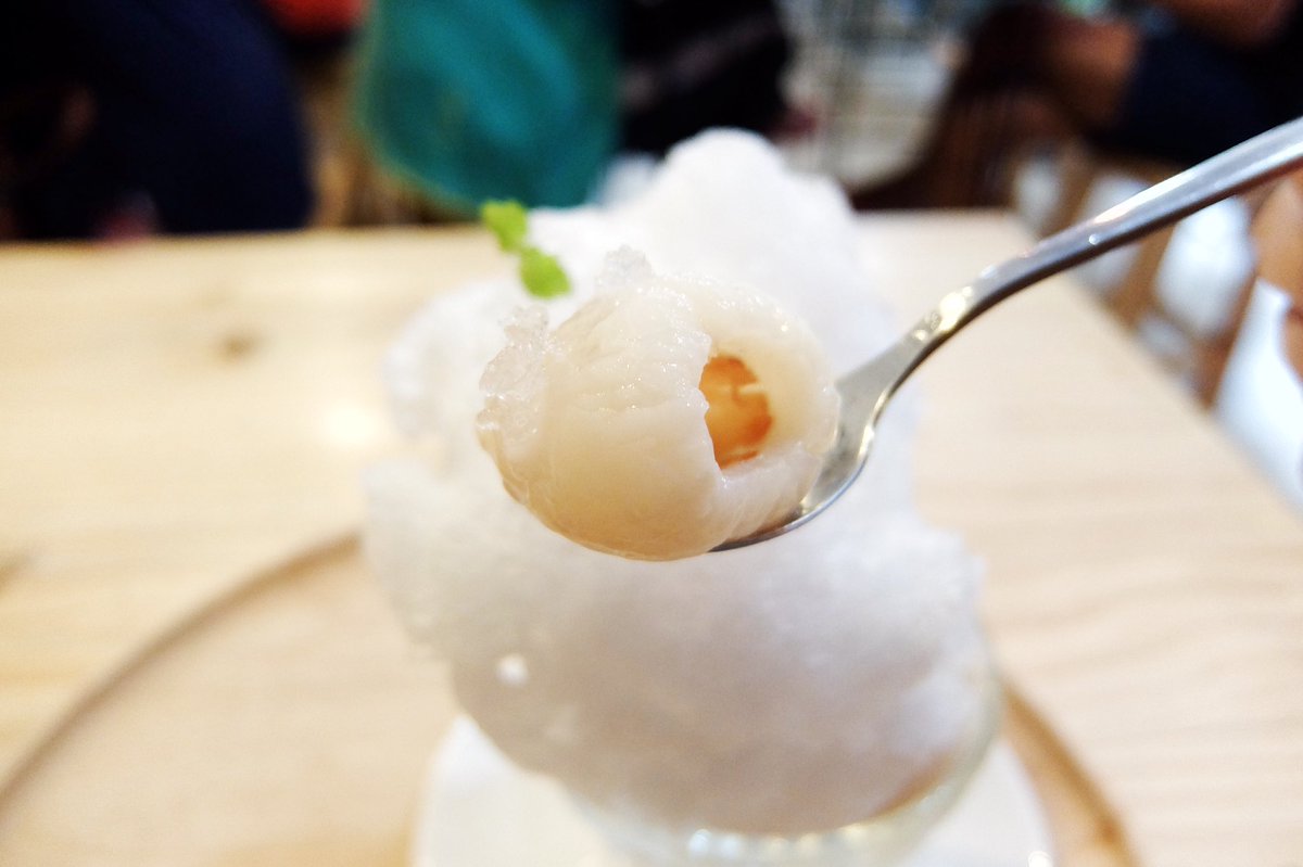 benxweerasak's tweet photo. เมนู Lychee kakigōri ที่ Icecreamery มีเนื้อและวุ้นลิ้นจี่ด้วย อร่อยเข้ากัน #reviewchiangmai #AroiChiangMai @aroii https://t.co/Lm4Ht0bdpW