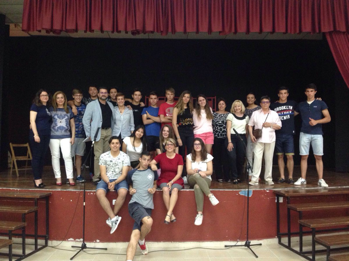 colegioscorazon's tweet photo. +SECUNDARIA: Éxito de la obra “La última asignatura” representada por alumnos de 4º ESO  y profesores. ¡Enhorabuena! https://t.co/SF8h9ar65R