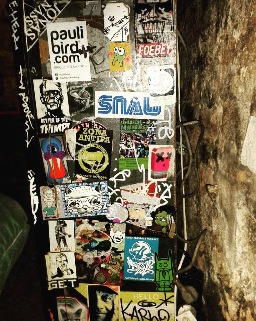 BrujaMaracc's tweet image. #stickers #stickercollage #späm #hallokarlo #dradra #hkdns # Gängeviertel #streetart #cellar #stickerart by dradrad…