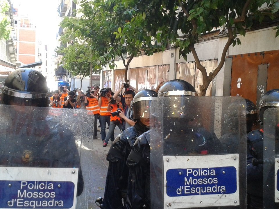 Aigua i confeti contra els Mossos. Alegria contra la seva repressió!
#TornemAlBanc