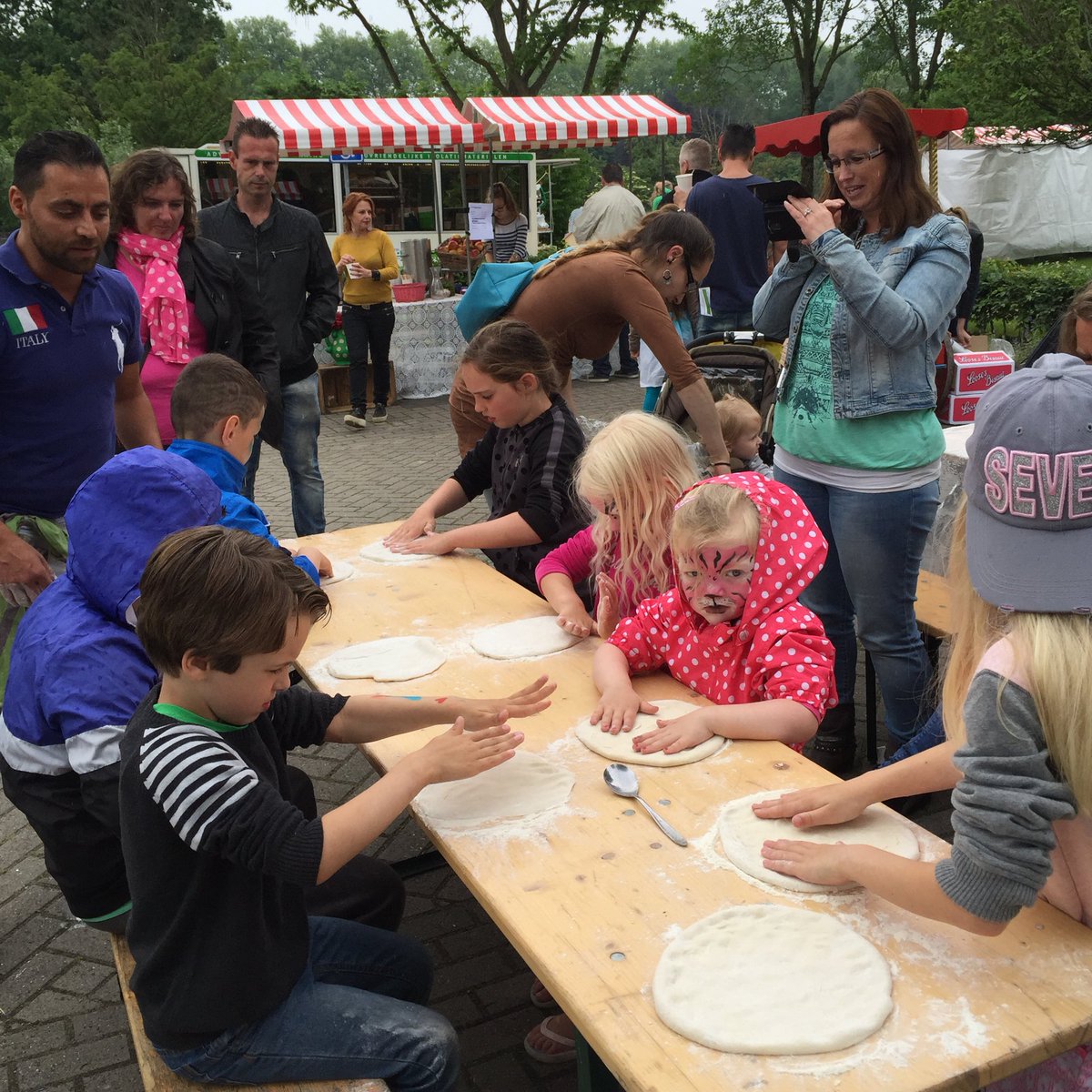 Kinderen bakken hun eigen pizza #lentefeest in het Natuurkwartier