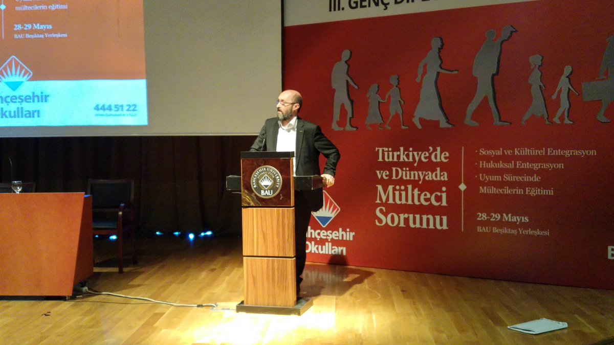 #GençDiplomatlarBAUda Kapanış konuşması için değerli öğretmenimiz Sn. Ali İlhan Gülek sahnede..