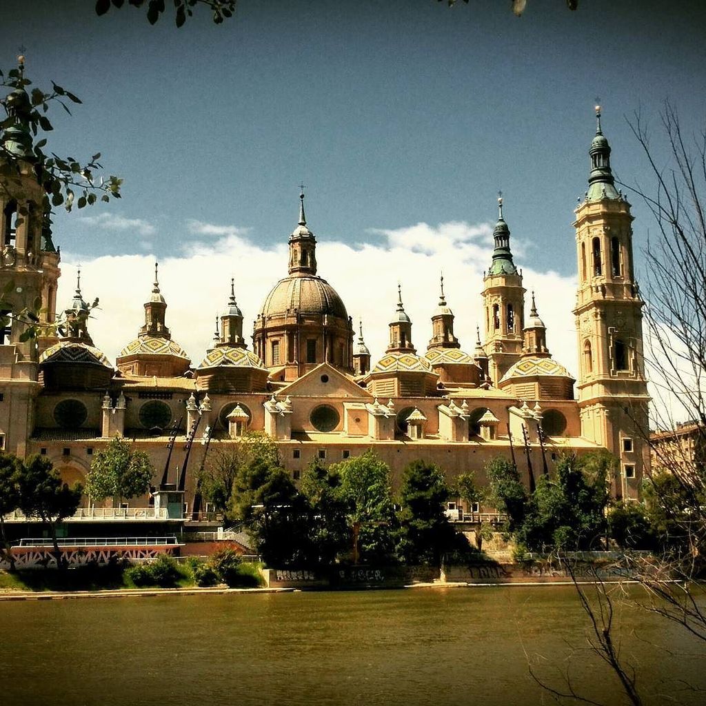 Zaragoza es increíble !!!! #basilicadelpilar #cityview #venazaragoza #gozazaragoza #primavera #rioebrozaragoza #tur…