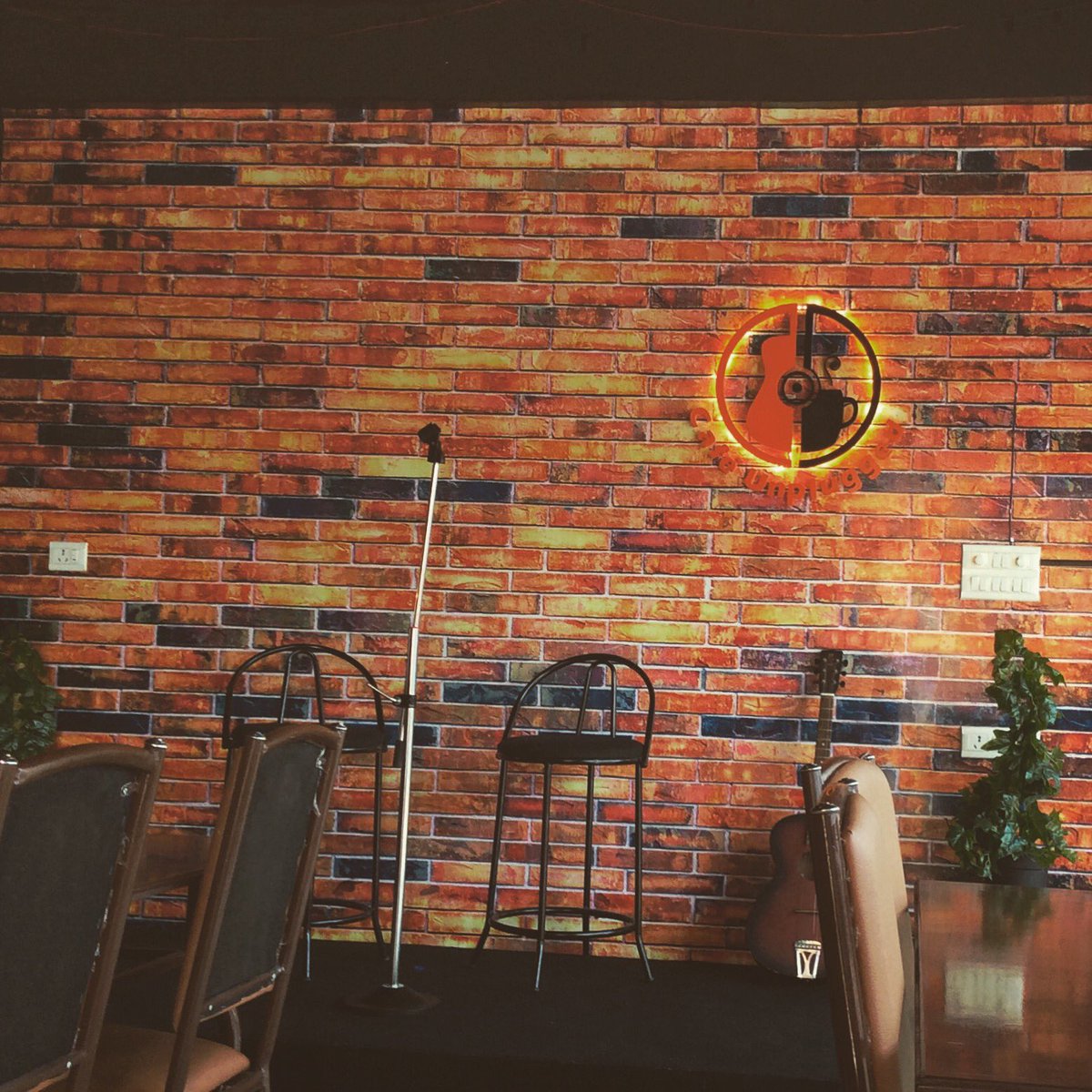 crazy_cat_plant's tweet photo. And so it begins... #Trivandrum #cafeunplugged #music #food https://t.co/FZBxAGyFy1