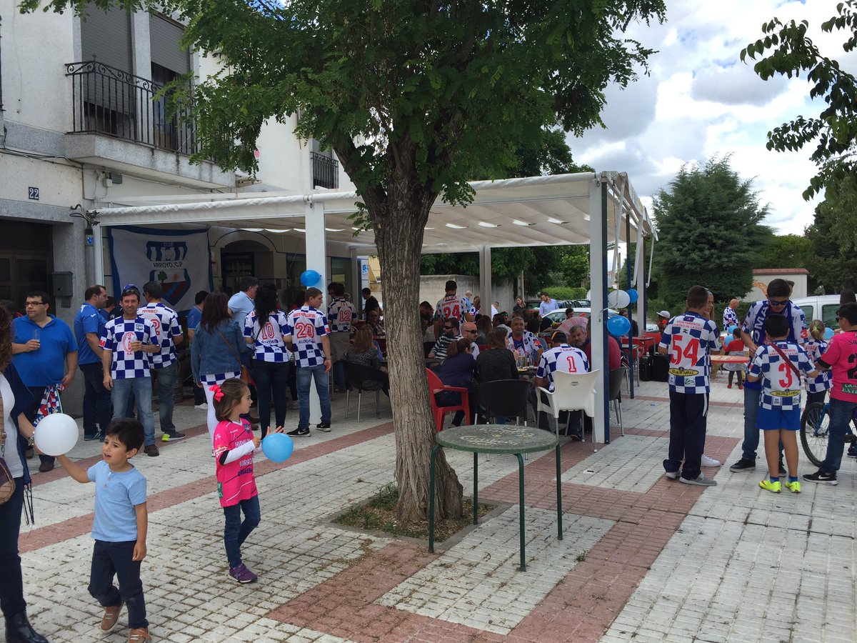Labarandilla013's tweet photo. Q buen ambiente de futbol!!
#BarLasAcacias

#FutbolyAmigos

#vamosarroyito
@arroyo_cp https://t.co/cXXs34IIm9