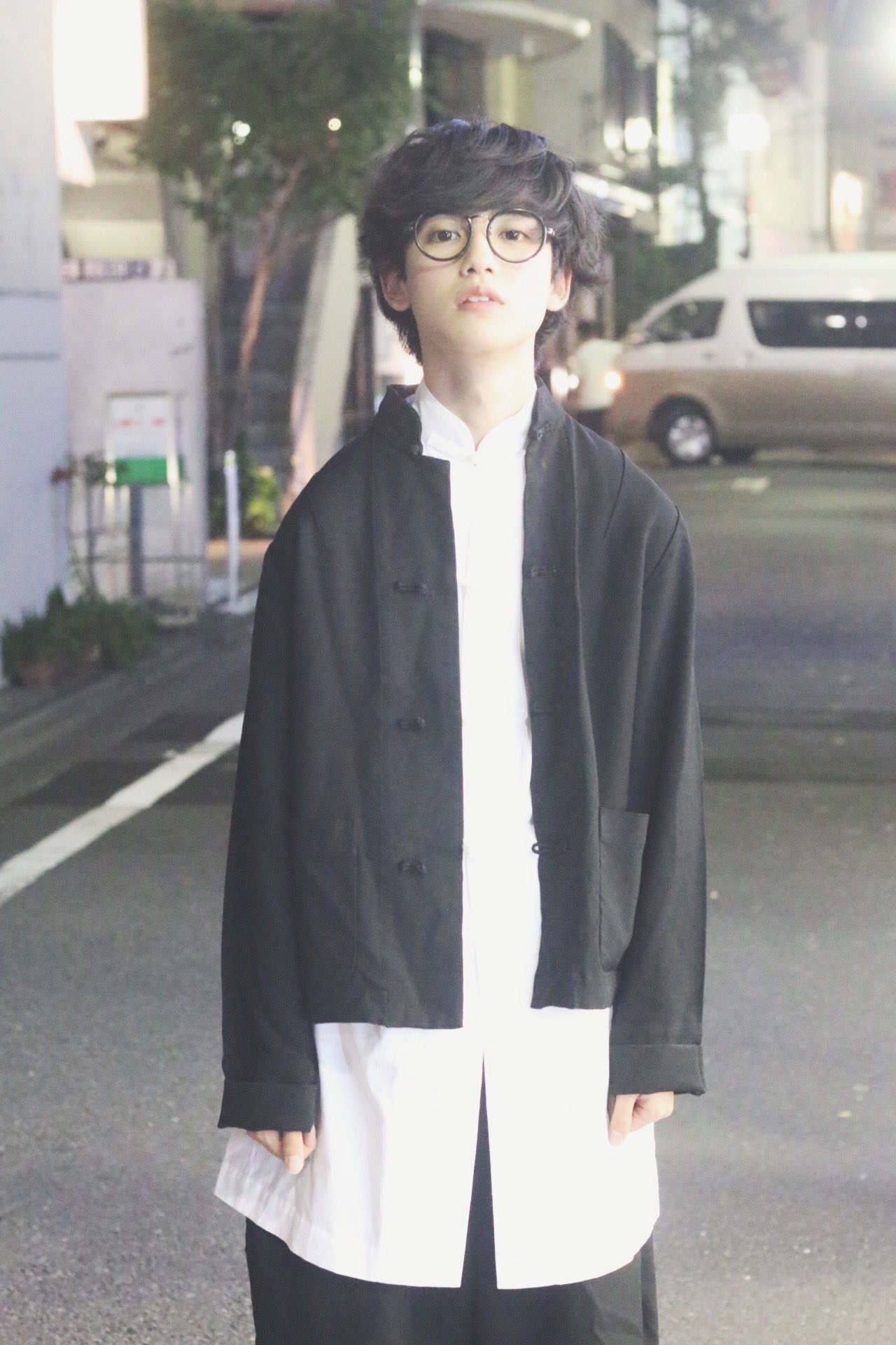 ゆうたろう ただいま 5月26日に放送された 櫻井 有吉のthe 夜会 で着てた衣装 全身black Comme Des Garconsで白と黒のチャイナ服を重ね着してます Tvで着てる服は9割位私服なので褒められたりすると物凄く嬉しい T Co Jiec8fubyt