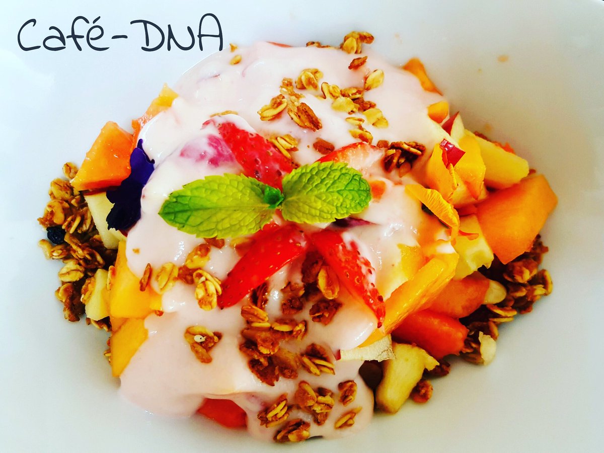 CafDNA1's tweet photo. Delicious muesli, fruit and yoghurt.
#GoodFood #foodie #breakfast #muesli #fruit #yoghurt #cafedna https://t.co/6X5wveGT0R