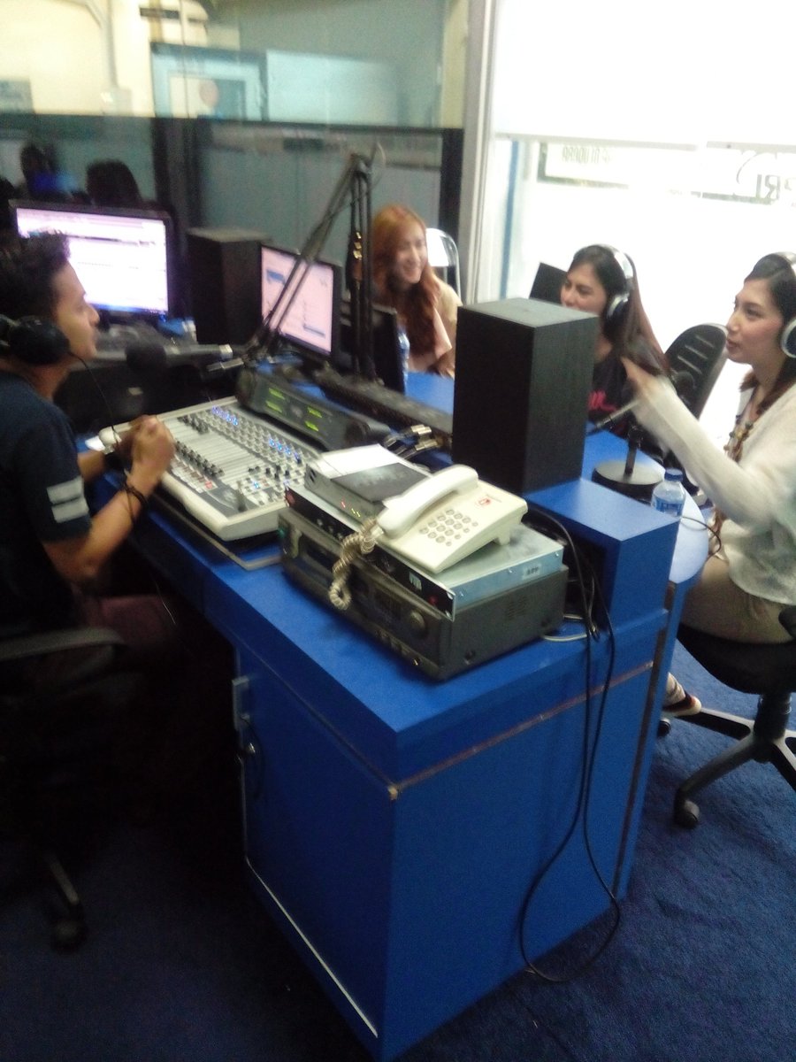 neifithriana's tweet photo. @anggampuh udah bareng @icons_idn nih nyeritain single #PlayboyBeautiful nih sahabat, stayvtune di @pro2cirebon yes https://t.co/iERvS4rgYU