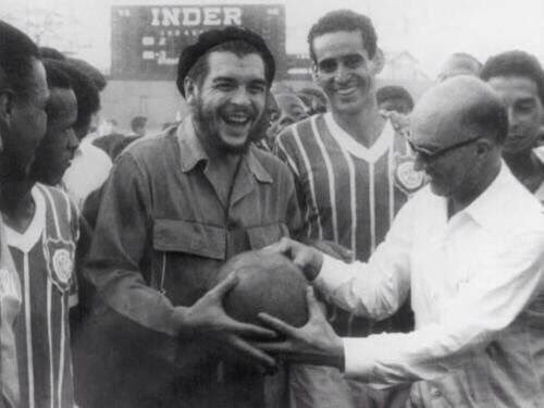 BozdoganHalim's tweet photo. "Futbol sadece basit bir oyun 
değildir, futbol devrimin silahıdır." https://t.co/A9uKL9FPeu