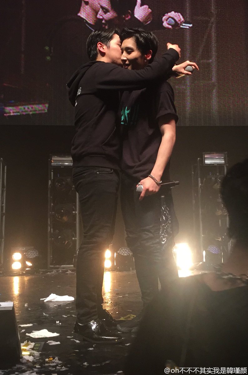 pinkeubbang's tweet photo. I've never seen this criess #himup is so cute #loe2016 #loelondon https://t.co/G7yDBG1nBY