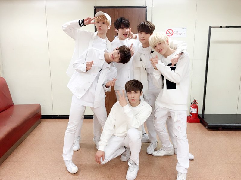 [#아스트로] 잠시 후 아스트로가 출연하는 #열린음악회 가 방송됩니다🕕 아스트로의 스페셜한 #커플 무대가 기다리고 있으니 모두 본방사수 잊지마세요💑