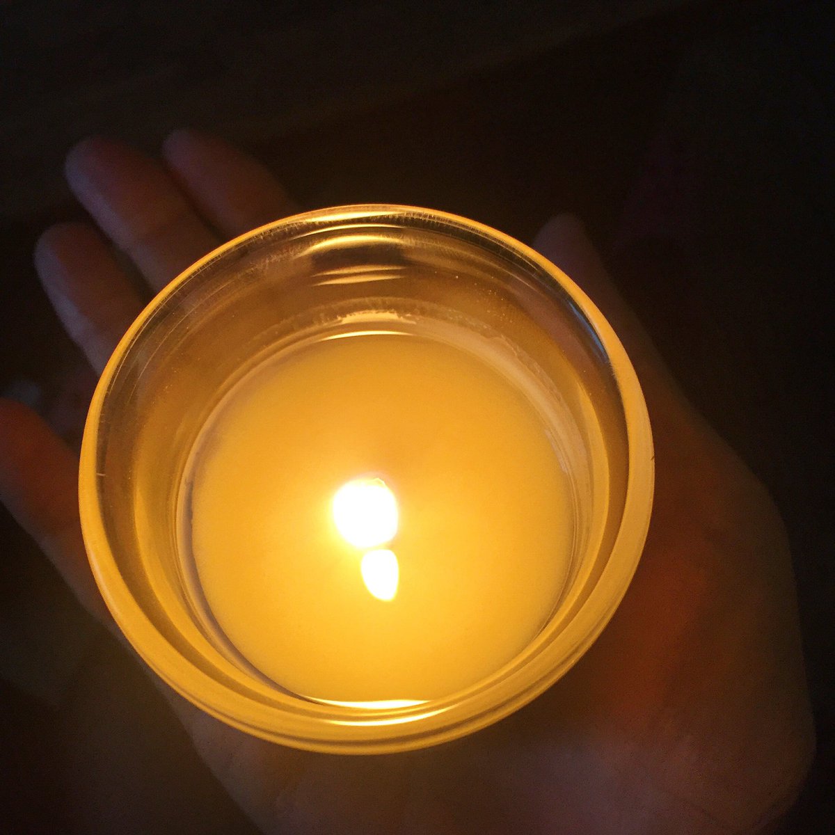 Essence_Alchemy's tweet photo. Making our own sunshine today 🌞#natural #botanical #handmade #candles #madewithplants #essentialoils #handblownglass https://t.co/NK0oXnMU20