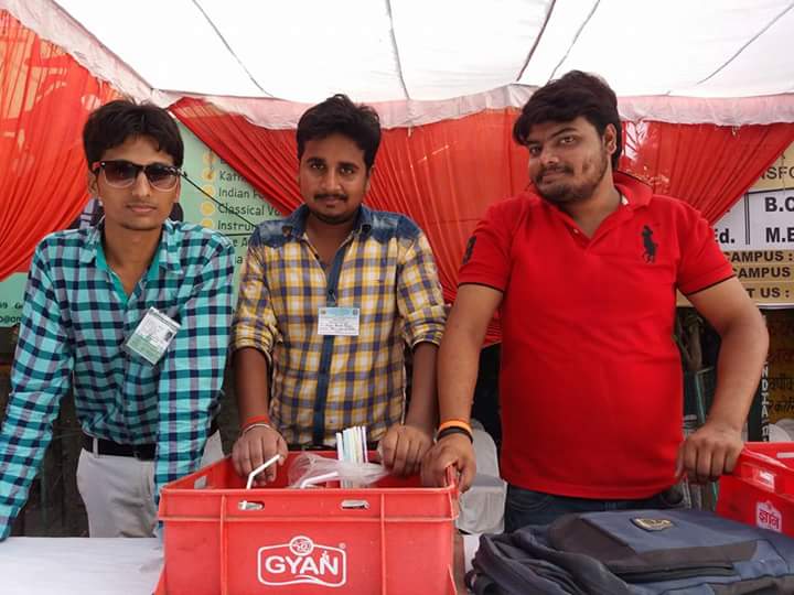 SahayeHirdiyam's tweet photo. Sahaye hirdiyam team के द्वारा Lucknow मे पानी पिलाने का कार्य किया गया। https://t.co/PppNgmr2io