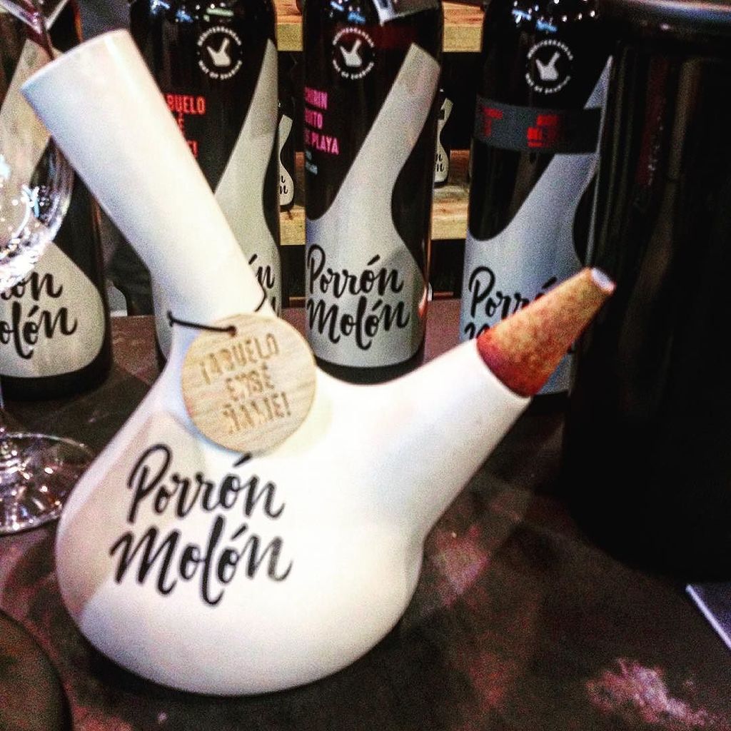 Genial porró, m'encanta!! #porronmolon #porro #porron #iloveit #porronblanco #alimentaria2016 #design de @tapssabad…