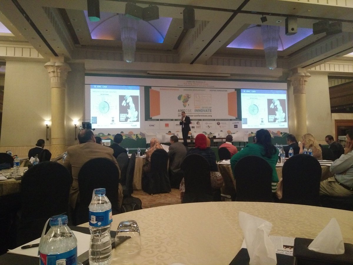 mohamedghonemi_'s tweet photo. Hisham Arafat is giving great talk about #BigData at #AMECSE https://t.co/8F4tAwVHfQ