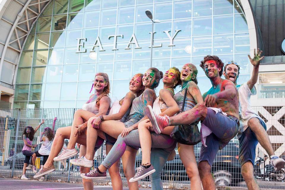 eatalyroma's tweet photo. A partire dalle 19 nel nostro parcheggio #ColorMob #holievents2016 #holievents #holy https://t.co/xh24ocsygm