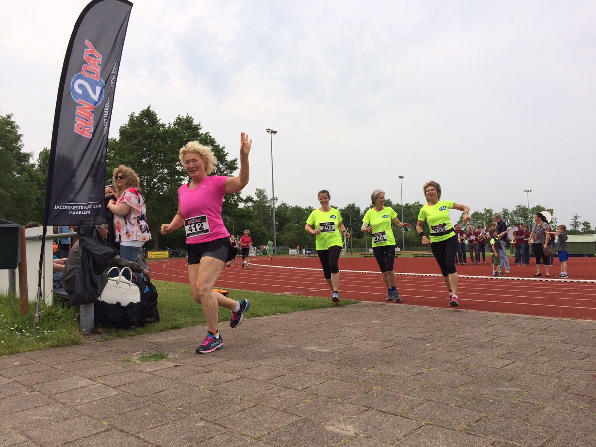 PimMulierLoop's tweet image. Ook de 5km is van start. Have fun and run #pim16 #funband @mzvsoli