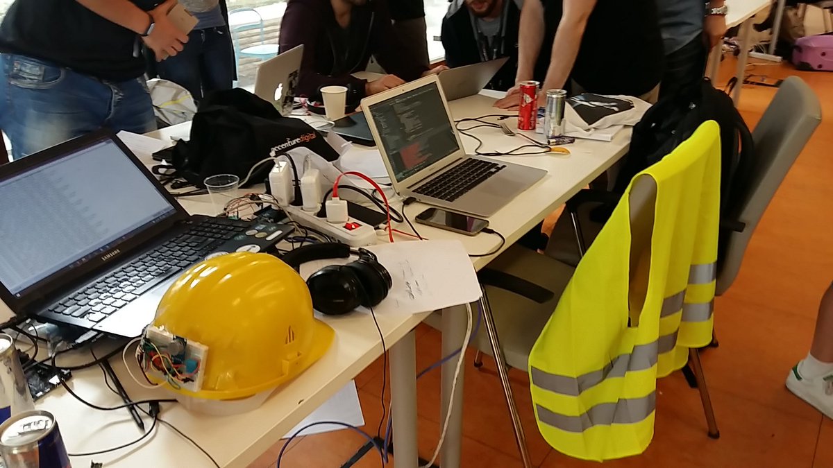 al_is_online's tweet photo. Sicurezza sul lavoro? Ci pensano i sensori applicati all'abbigliamento da lavoro con Yaiots! #AccentureDigiHack https://t.co/Ib2IHH1jCj