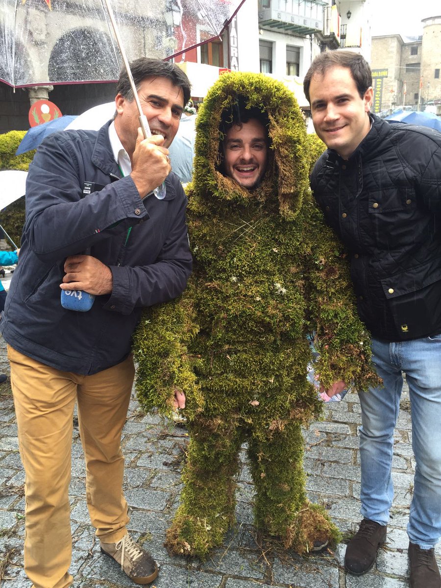 Hombres de musgo en Bejar. Hoy bajo la lluvia,una pena. Aun así merece la pena