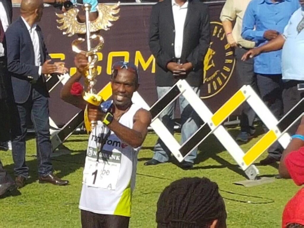 ThabisoSithole's tweet photo. Gatebe Prize Money @ComradesRace. Winner R400k, Record R400k, 1st SA Athlete R190k, @MbalulaFikile: R100k. #SABCNews https://t.co/LDnCggyARc