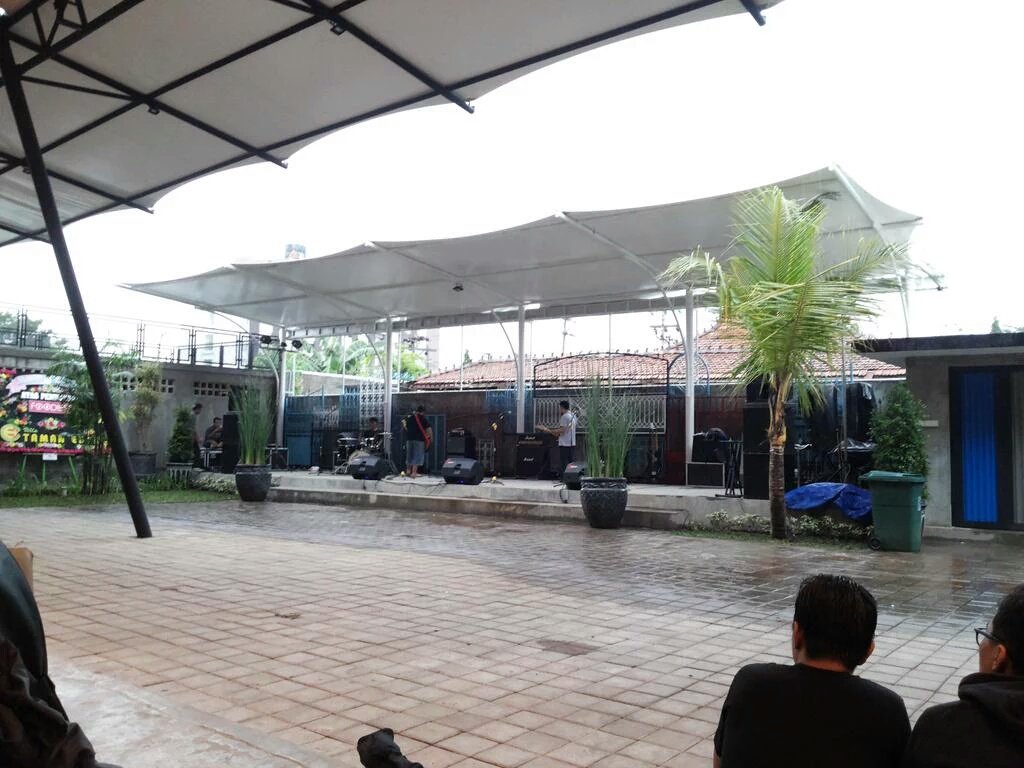 Soundcheck di @foodiest_id buat ntar malem di Ajang Musikal <a href="/GeronimoFM/">GERONIMO 106.1 FM</a> . Pada dateng ya :)