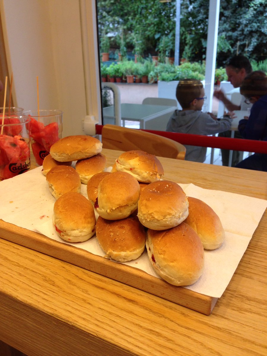 Eurobis1's tweet photo. È il momento merenda! la pioggerella nel bosco ci ha fatto venire più fame! #eurobis2016 #bimbiecanifeliciesani https://t.co/ONXj3eARmB