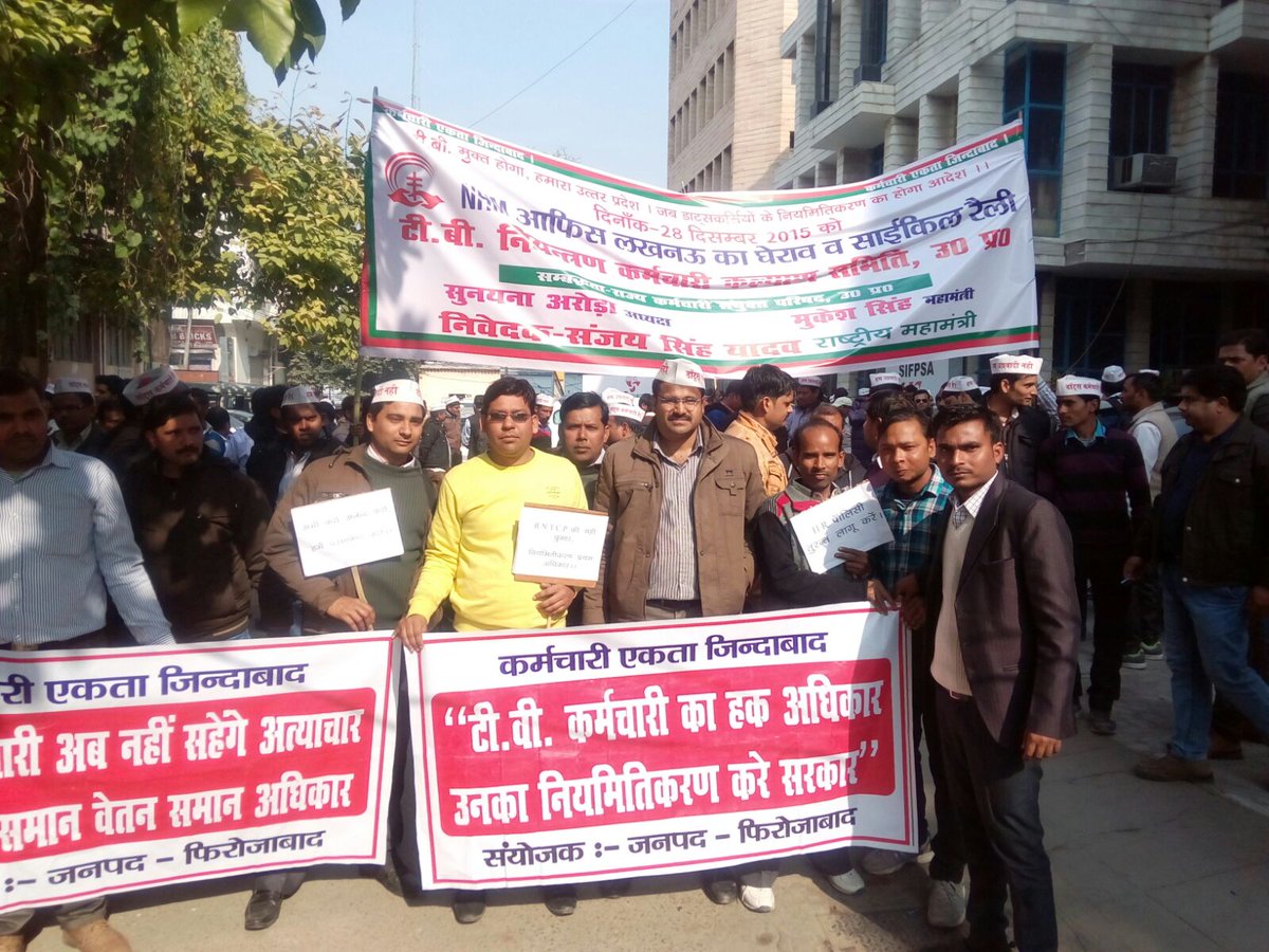 SunainaArora7's tweet photo. @CMOfficeUP @yadavakhilesh हक माँगने पे ये मिलता है कर्मचरिओ को ??? https://t.co/X9qYSnqMLD