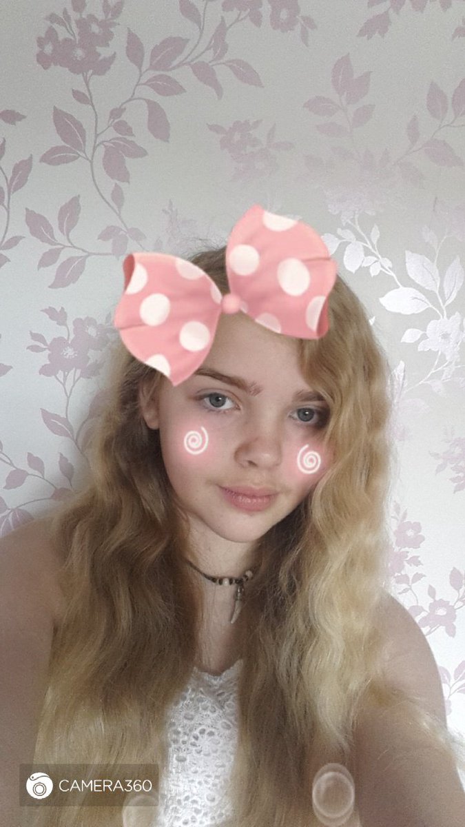 XxLittle_EBxX's tweet photo. Bord as soi just took a load of selfies #SundaySelfie https://t.co/vvvGaFt0zQ