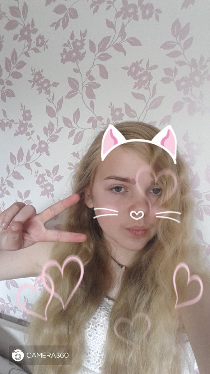 XxLittle_EBxX's tweet photo. Bord as soi just took a load of selfies #SundaySelfie https://t.co/vvvGaFt0zQ